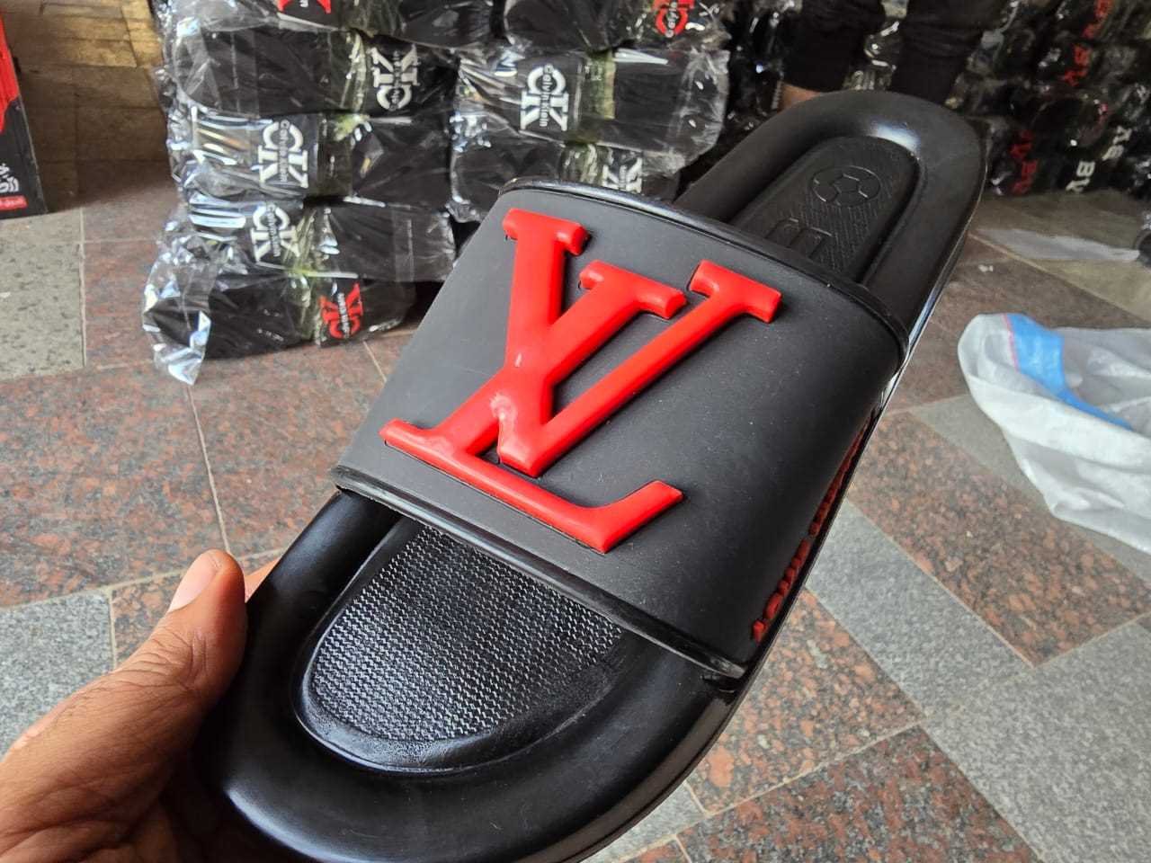 3001 شبشب ربر بروتان رجالي 3 سم - lv - اسود*احمر