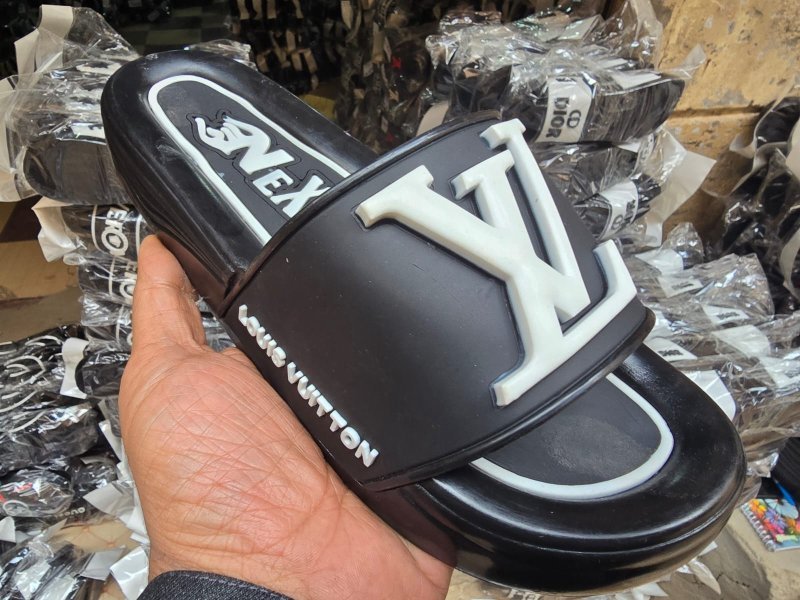 3002 شبشب ربر بروتان رجالي خريطة +انسيرت -LV - اسود*ابيض